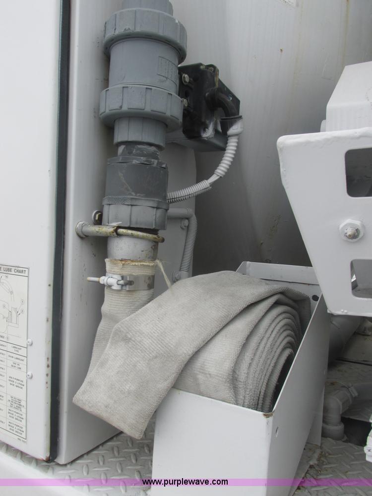 image for item E7118 1999 International 2554 vacuum truck