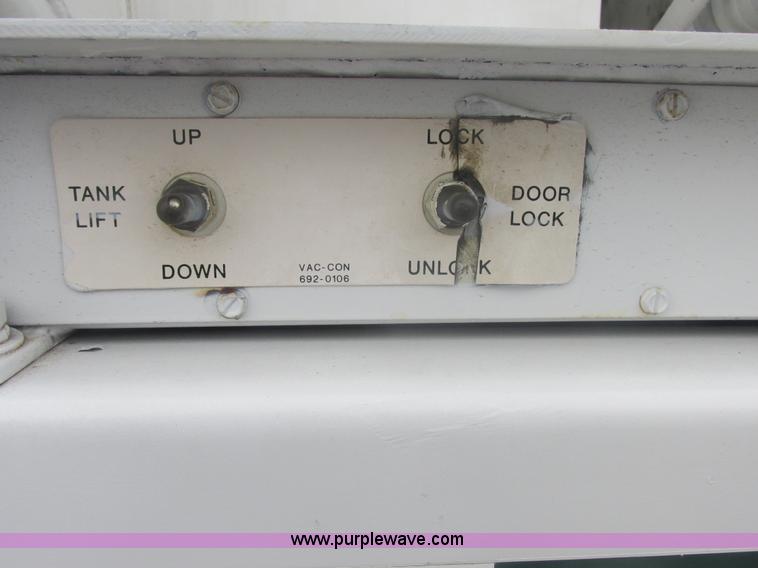 image for item E7118 1999 International 2554 vacuum truck