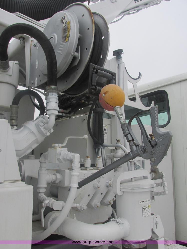 image for item E7118 1999 International 2554 vacuum truck