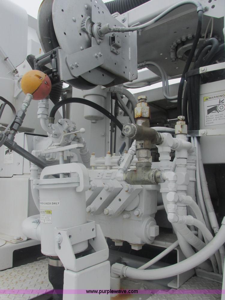 image for item E7118 1999 International 2554 vacuum truck