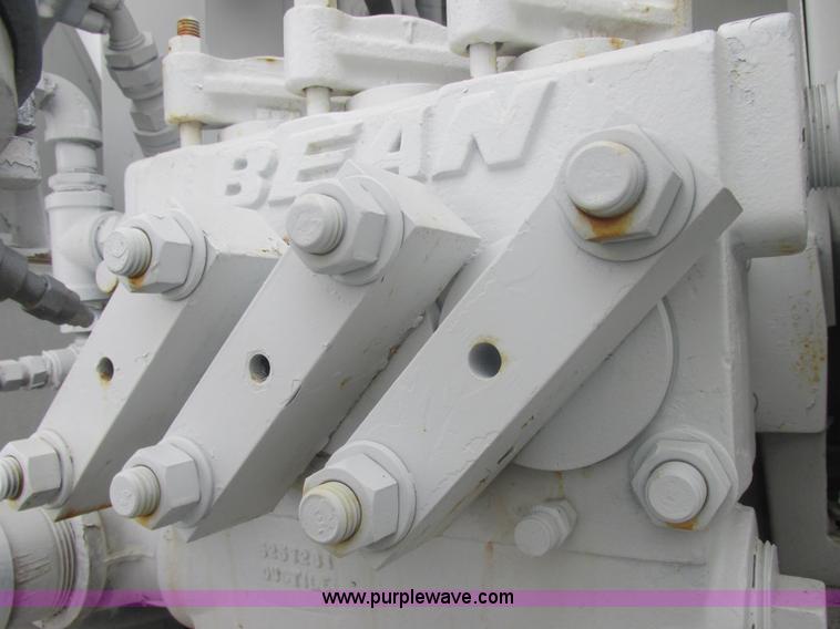 image for item E7118 1999 International 2554 vacuum truck