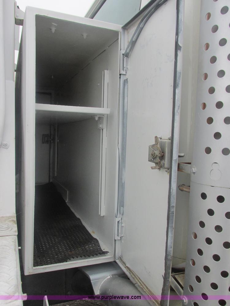 image for item E7118 1999 International 2554 vacuum truck