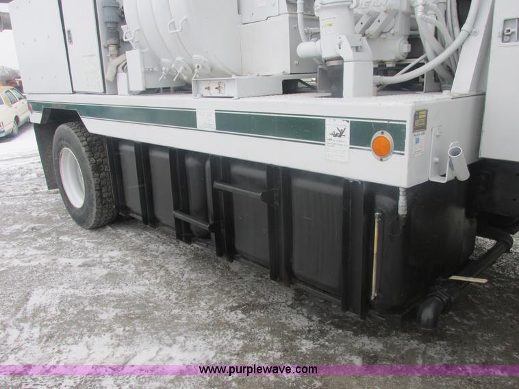 image for item E7118 1999 International 2554 vacuum truck