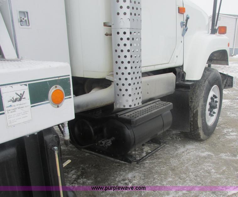 image for item E7118 1999 International 2554 vacuum truck