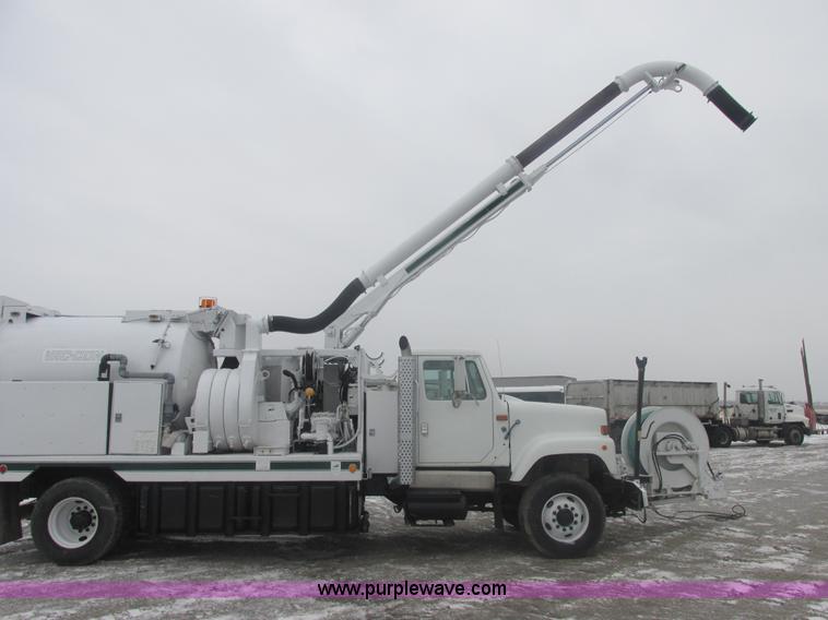 image for item E7118 1999 International 2554 vacuum truck