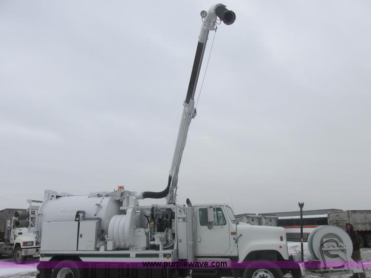 image for item E7118 1999 International 2554 vacuum truck