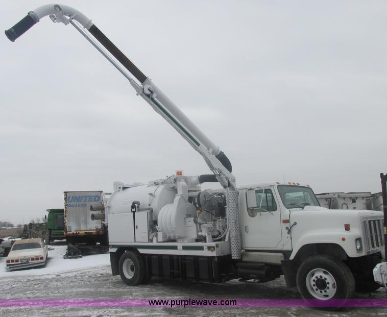 image for item E7118 1999 International 2554 vacuum truck