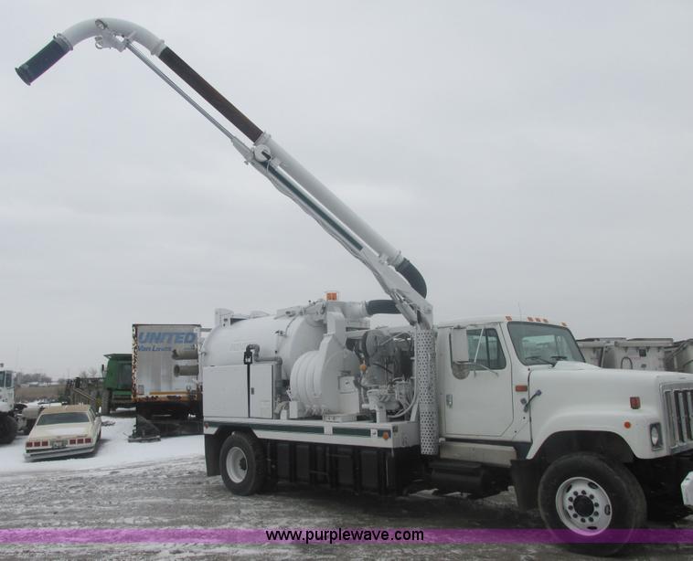 image for item E7118 1999 International 2554 vacuum truck