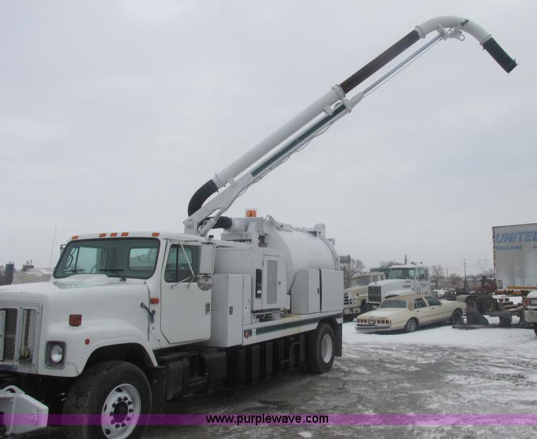 image for item E7118 1999 International 2554 vacuum truck