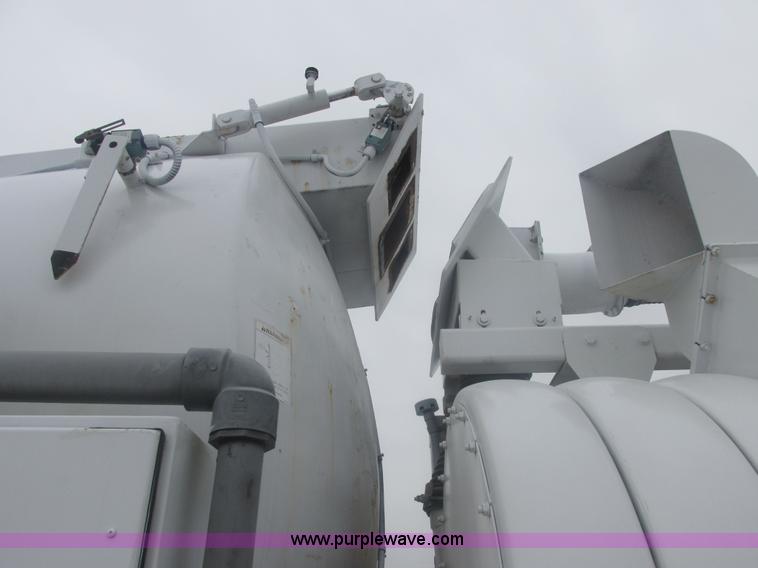 image for item E7118 1999 International 2554 vacuum truck