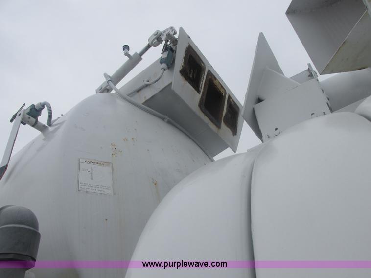 image for item E7118 1999 International 2554 vacuum truck