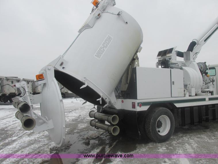 image for item E7118 1999 International 2554 vacuum truck