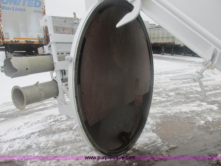 image for item E7118 1999 International 2554 vacuum truck