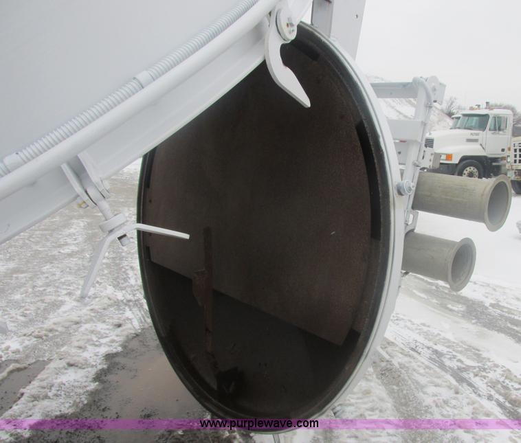 image for item E7118 1999 International 2554 vacuum truck