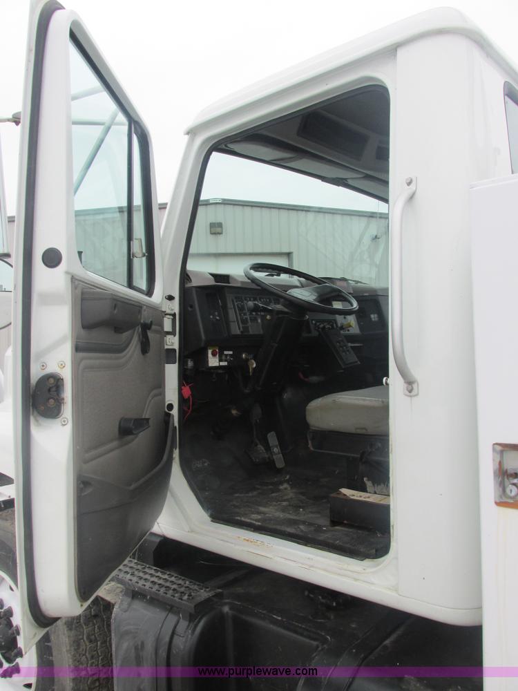 image for item E7118 1999 International 2554 vacuum truck