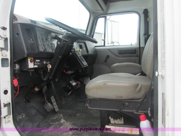 image for item E7118 1999 International 2554 vacuum truck