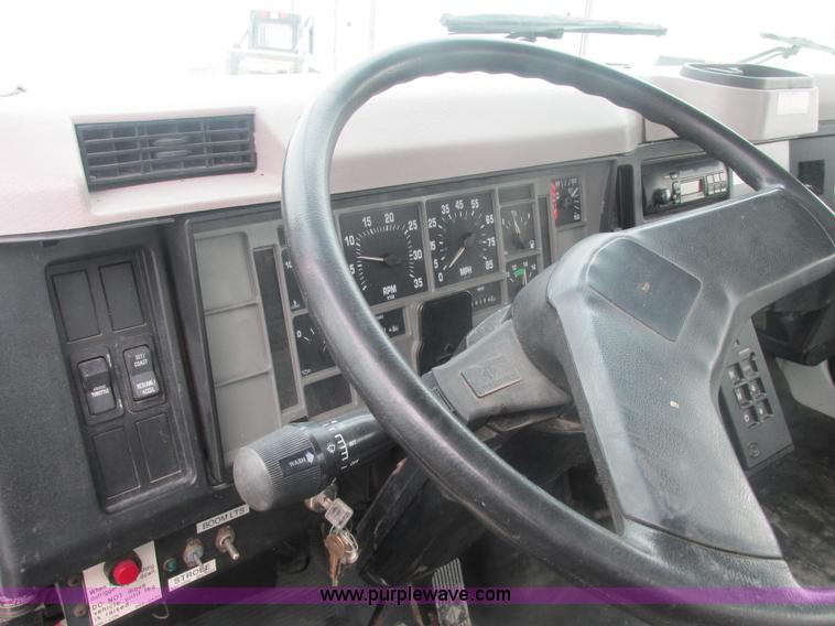 image for item E7118 1999 International 2554 vacuum truck