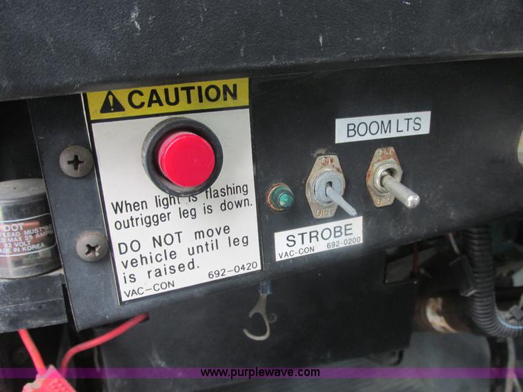 image for item E7118 1999 International 2554 vacuum truck