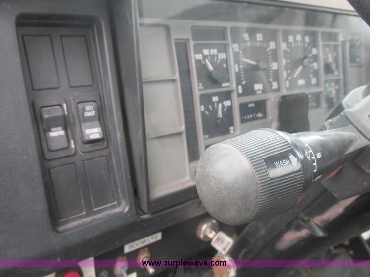 image for item E7118 1999 International 2554 vacuum truck