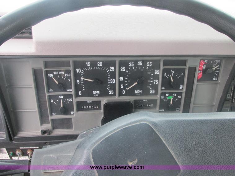 image for item E7118 1999 International 2554 vacuum truck