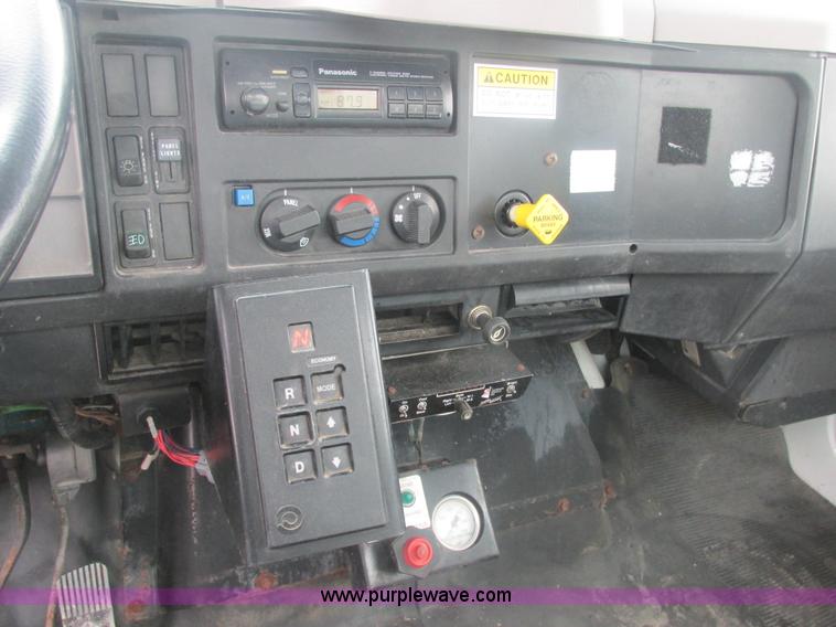 image for item E7118 1999 International 2554 vacuum truck
