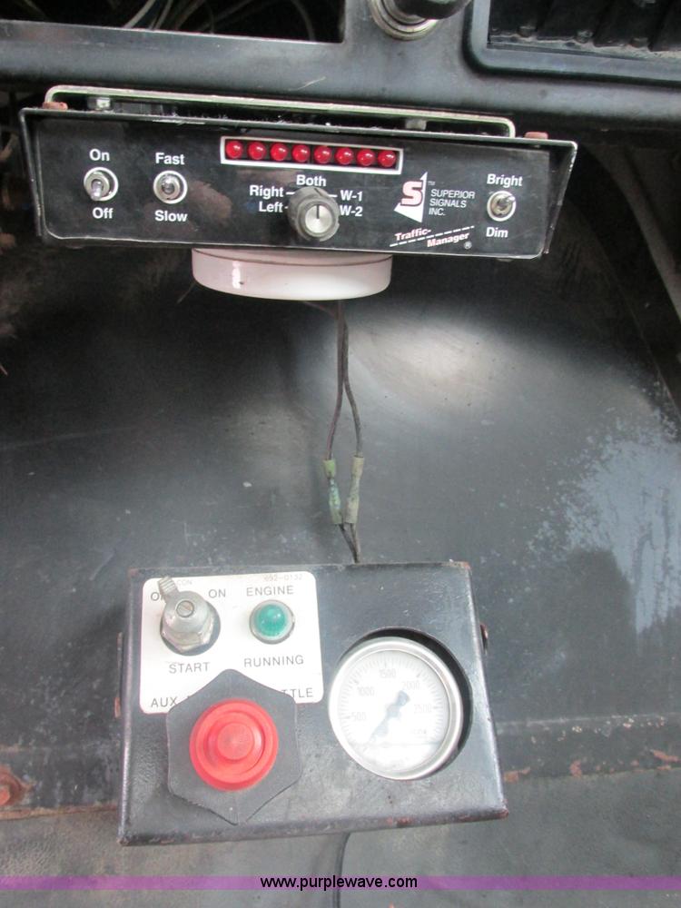 image for item E7118 1999 International 2554 vacuum truck