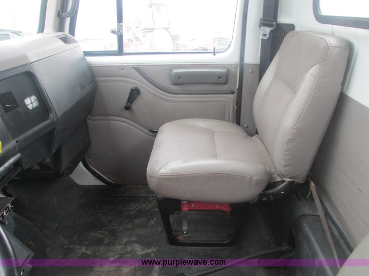 image for item E7118 1999 International 2554 vacuum truck