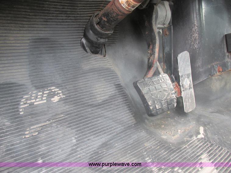 image for item E7118 1999 International 2554 vacuum truck