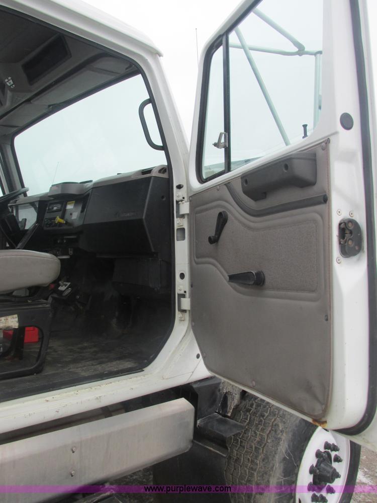 image for item E7118 1999 International 2554 vacuum truck