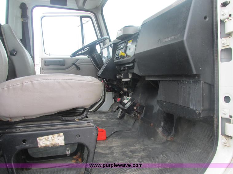 image for item E7118 1999 International 2554 vacuum truck