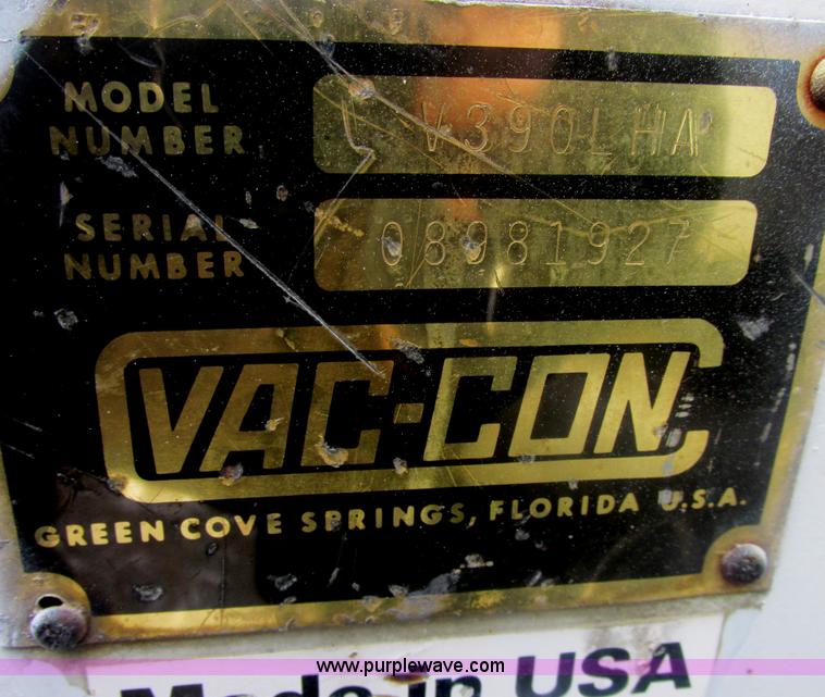 image for item E7118 1999 International 2554 vacuum truck