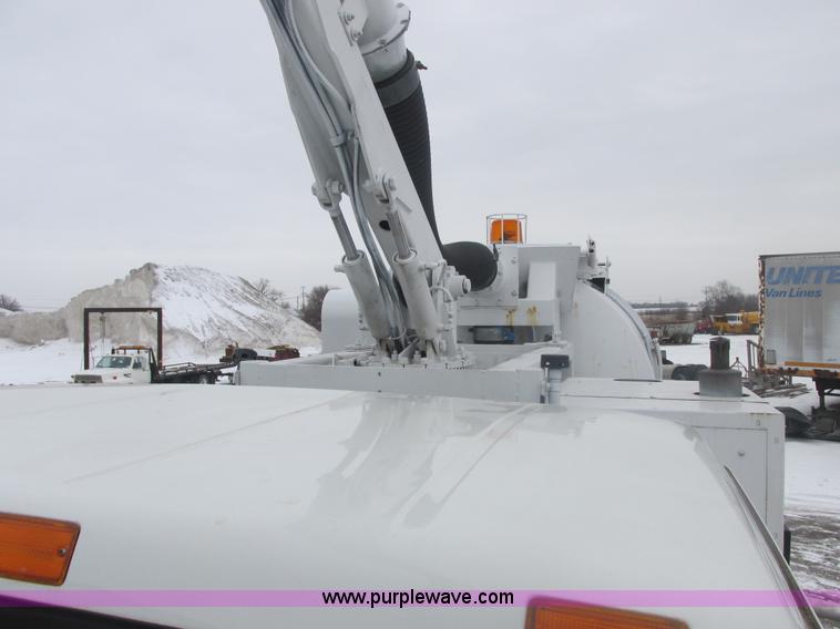 image for item E7118 1999 International 2554 vacuum truck