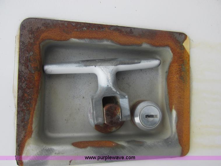 image for item E7118 1999 International 2554 vacuum truck