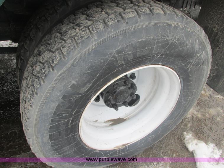 image for item E7118 1999 International 2554 vacuum truck