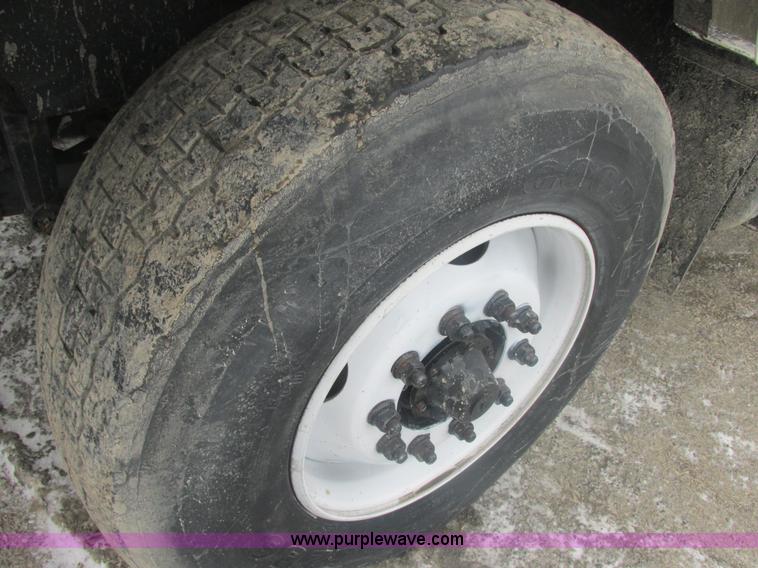 image for item E7118 1999 International 2554 vacuum truck