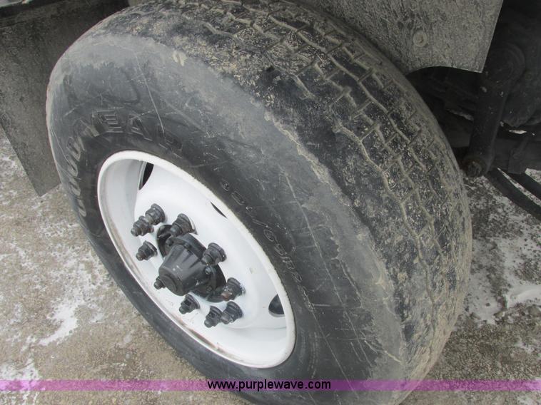 image for item E7118 1999 International 2554 vacuum truck