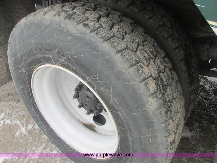 image for item E7118 1999 International 2554 vacuum truck