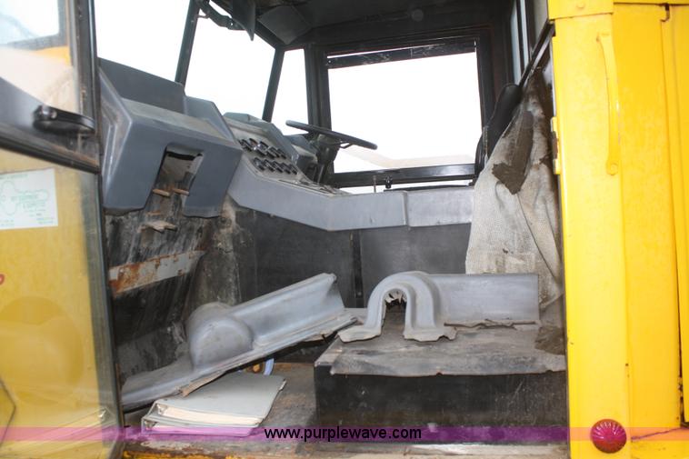 image for item F2513 1992 Elgin Pelican Premier Series P street sweeper