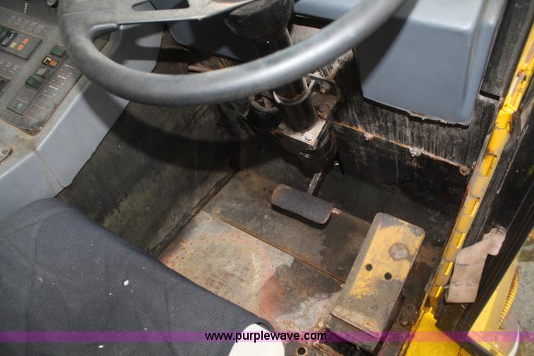 image for item F2513 1992 Elgin Pelican Premier Series P street sweeper