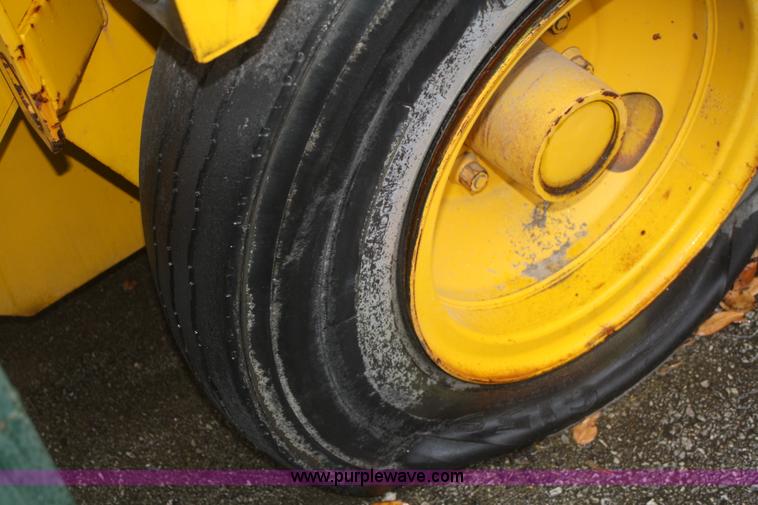 image for item F2513 1992 Elgin Pelican Premier Series P street sweeper