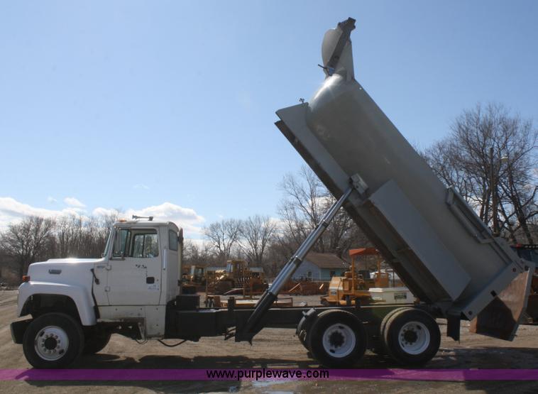 image for item F2559 1991 Ford L8000 dump truck