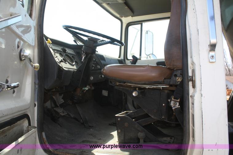 image for item F2559 1991 Ford L8000 dump truck