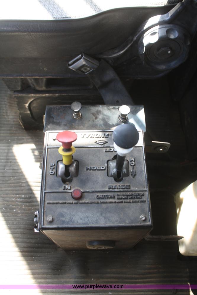 image for item F2559 1991 Ford L8000 dump truck