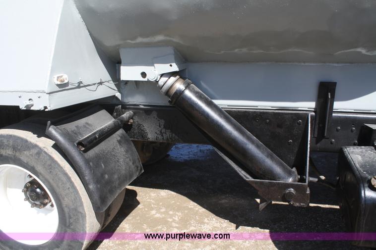 image for item F2559 1991 Ford L8000 dump truck