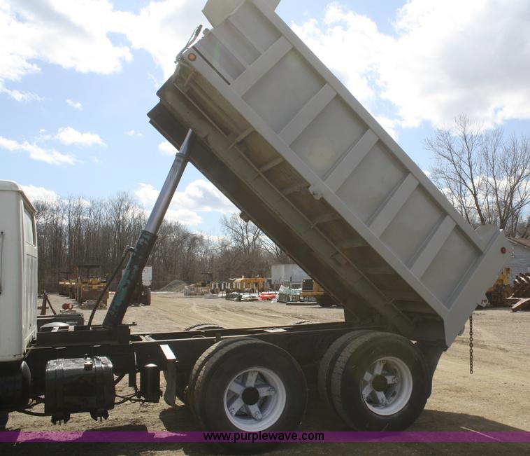 image for item F2569 1990 International 4900 dump truck