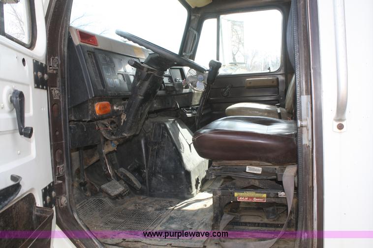 image for item F2569 1990 International 4900 dump truck