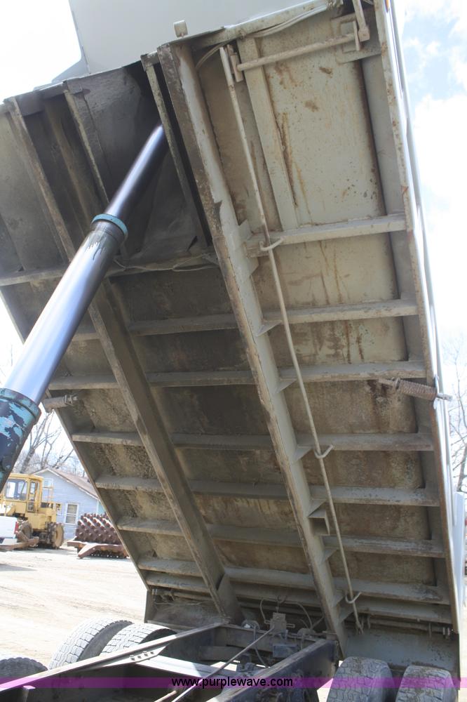 image for item F2569 1990 International 4900 dump truck