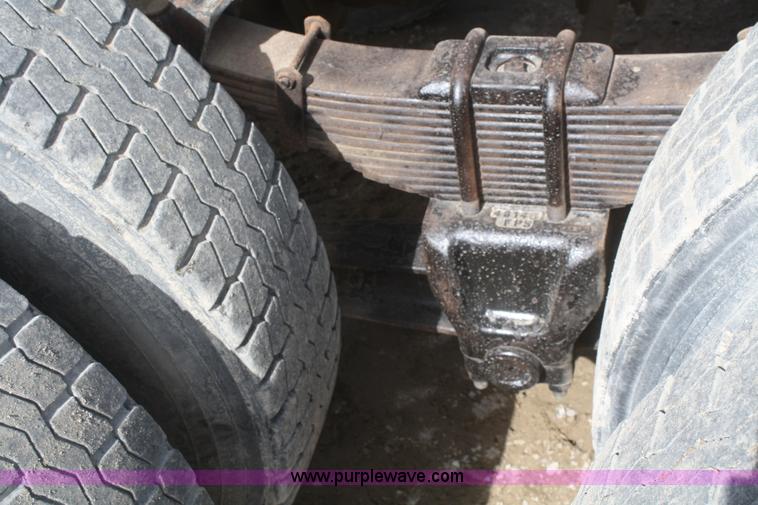 image for item F2569 1990 International 4900 dump truck