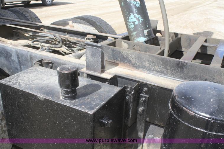 image for item F2569 1990 International 4900 dump truck