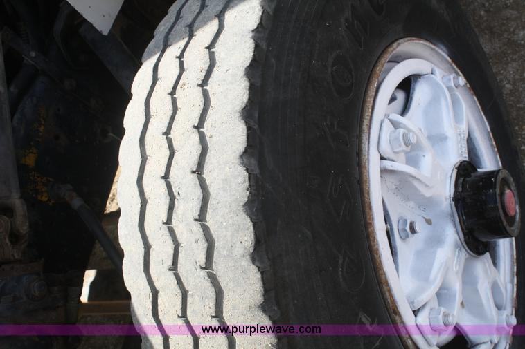 image for item F2569 1990 International 4900 dump truck